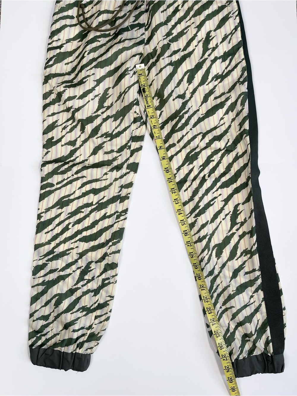 SACAI luck Olive & Cream Tiger-Stripe Drawstring Joggers. Size: 3 - Picture 5 of 7